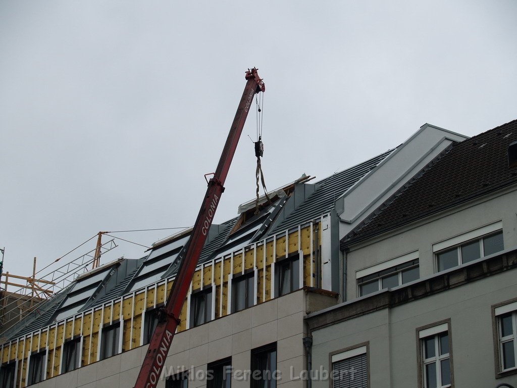 800 kg Fensterrahmen drohte auf Strasse zu rutschen Koeln Friesenplatz P22.JPG